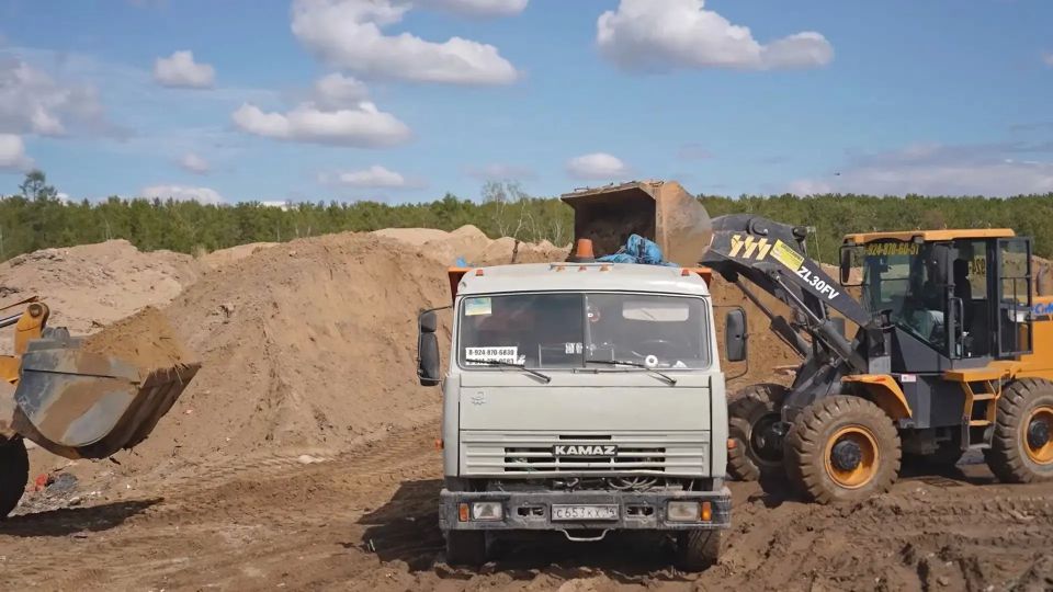Сегодня днем провел рабочее совещание на полигоне ТКО по Вилюйскому тракту, 9 км. Заслушал информацию директора МУП «Жилкомсервис» Юрия Спиридонова о ходе работ по ликвидации возгорания мусора, возникшего в воскресенье утром Сегодня днем провел рабочее совещание на полигоне ТКО по Вилюйскому тракту, 9 км. Заслушал информацию директора МУП «Жилкомсервис» Юрия Спиридонова о ходе работ по ликвидации возгорания мусора, возникшего в воскресенье утром