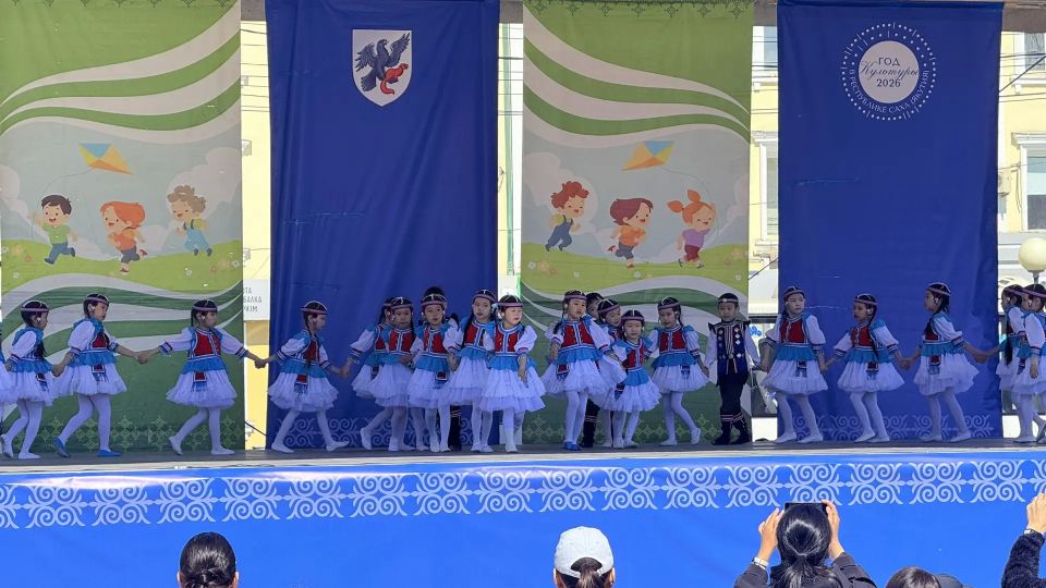 На площади Орджоникидзе началась праздничная программа ко Дню защиты детей