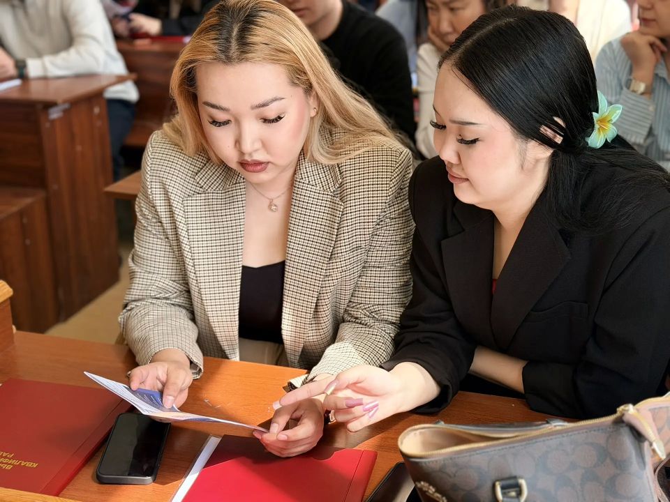 В День защиты детей студенты юридического факультета СВФУ встретились с сотрудниками следственного управления СК России по Якутии В День защиты детей студенты юридического факультета СВФУ встретились с сотрудниками следственного управления СК России по Якутии