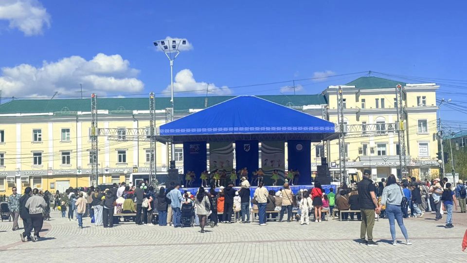 На площади Орджоникидзе началась праздничная программа ко Дню защиты детей На площади Орджоникидзе началась праздничная программа ко Дню защиты детей
