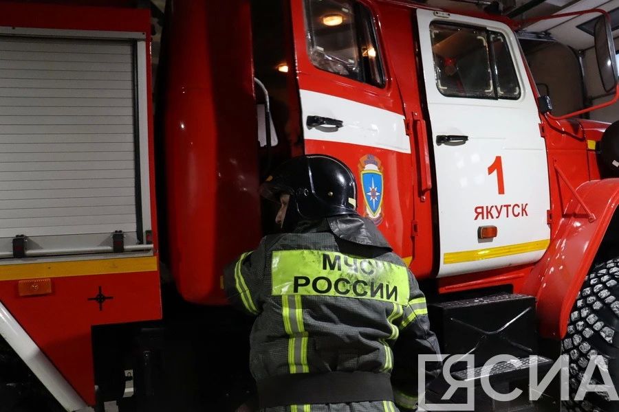 Пожарные Якутска трижды выезжали на возгорание в жилом доме на улице Лермонтова