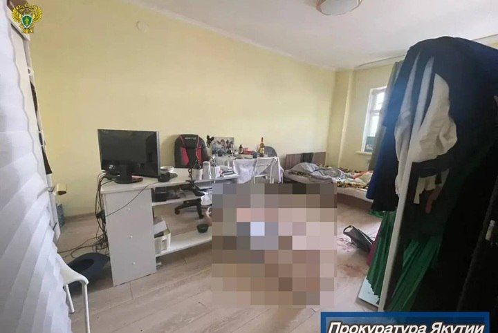 Изрезала руки и вонзила нож в грудь