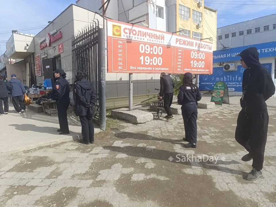 Полиция проводит рейд на Столичке Полиция проводит рейд на Столичке