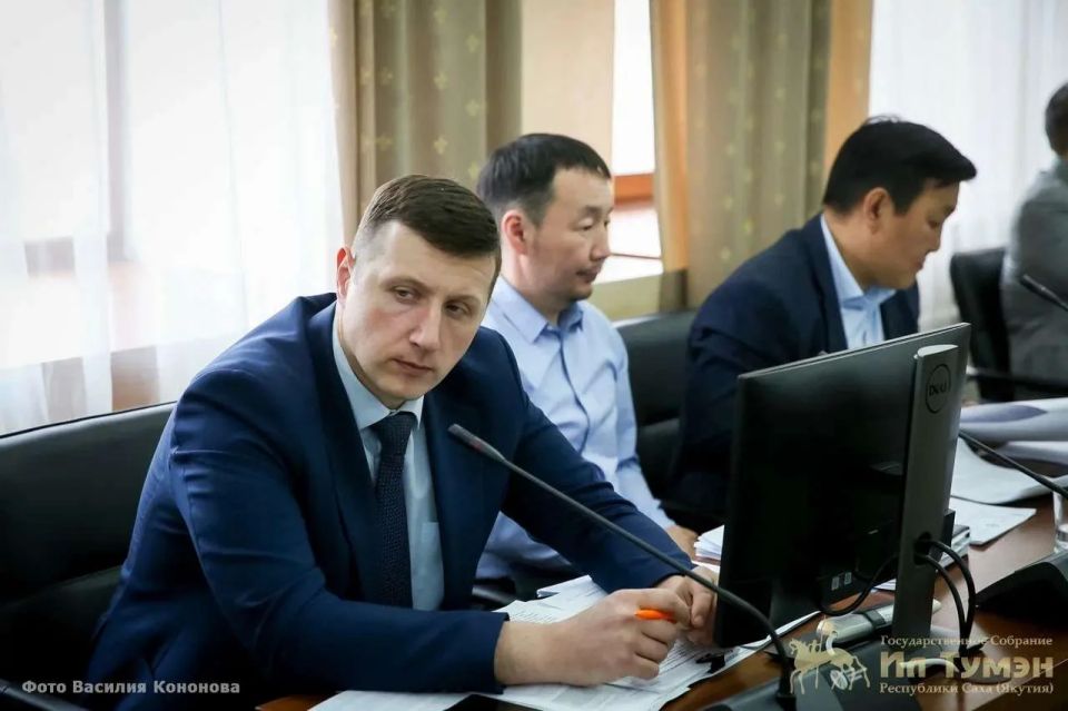 2 июня постоянный комитет Государственного Собрания (Ил Тумэн) по строительству, жилищно-коммунальному хозяйству и энергетике под председательством Александра Корякина рассмотрел три вопроса повестки 2 июня постоянный комитет Государственного Собрания (Ил Тумэн) по строительству, жилищно-коммунальному хозяйству и энергетике под председательством Александра Корякина рассмотрел три вопроса повестки