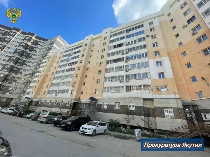 Изрезала руки и вонзила нож в грудь Изрезала руки и вонзила нож в грудь