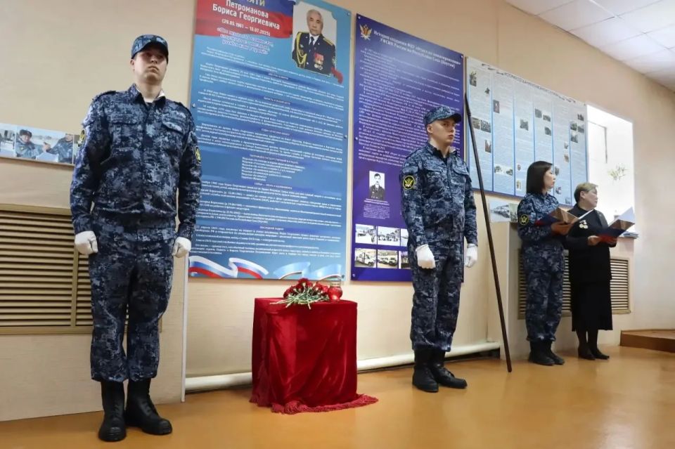 В отделе по конвоированию УФСИН открыли памятную доску участнику специальной военной операции, награжденному орденом Мужества В отделе по конвоированию УФСИН открыли памятную доску участнику специальной военной операции, награжденному орденом Мужества