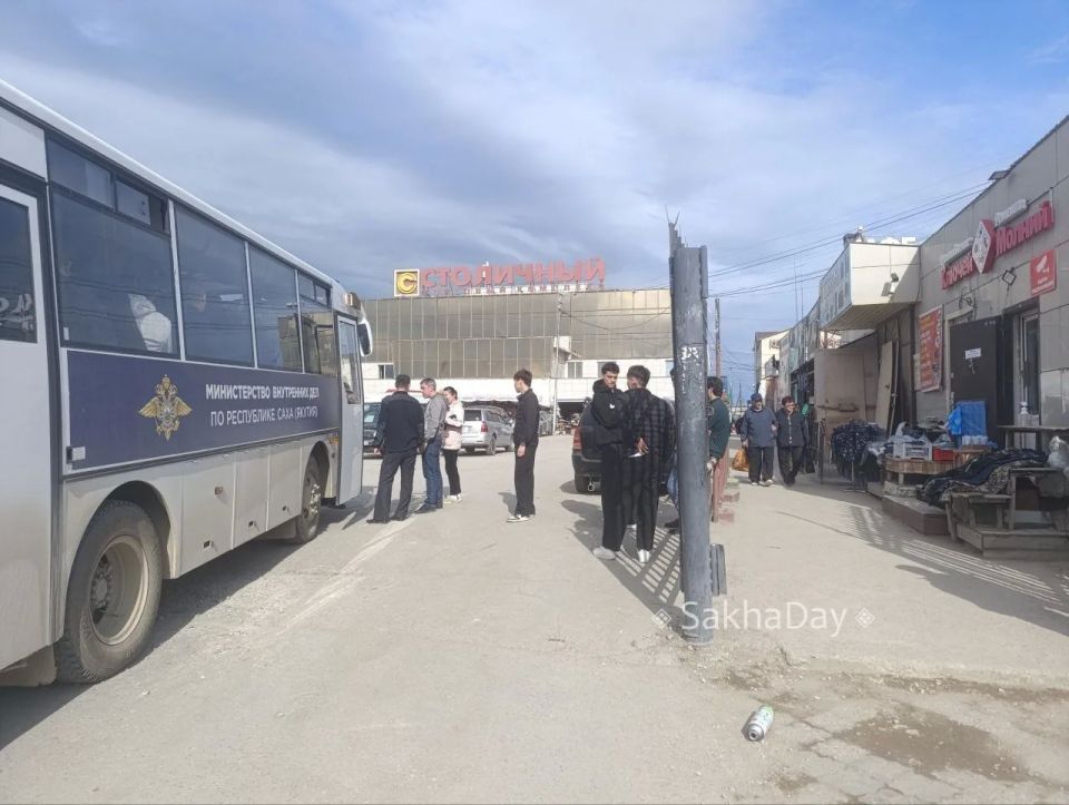 Полиция проводит рейд на Столичке Полиция проводит рейд на Столичке