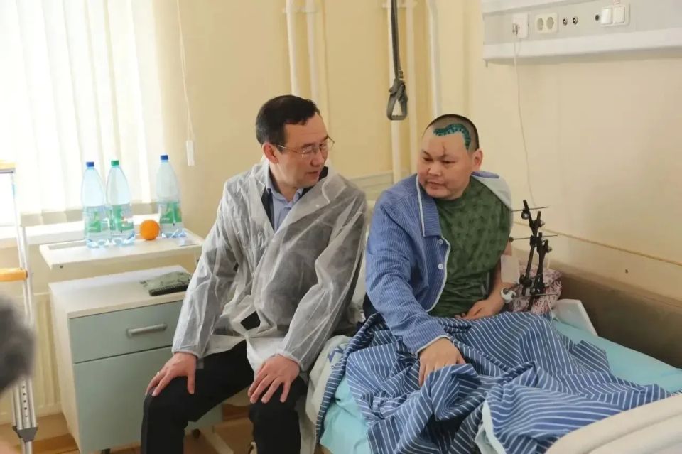 Глава Якутии посетил раненых бойцов СВО в госпитале имени Вишневского в Москве