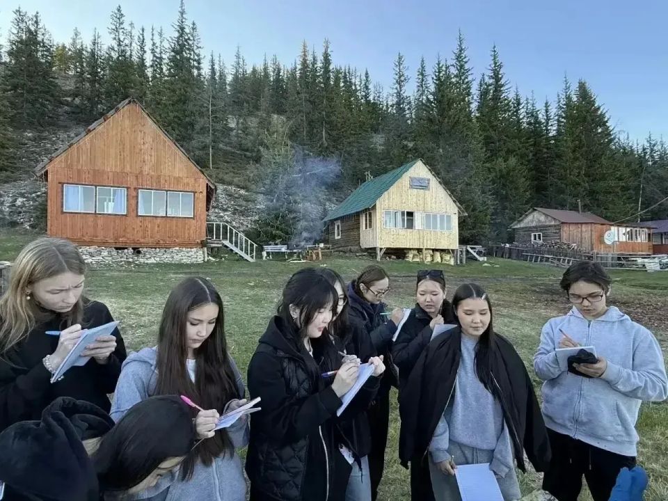 С 27 по 29 мая учащиеся 10 «в» медицинского класса МОБУ Гимназия «Центр глобального образования» прошли полевую учебную практику на туристической базе «Дом рыбака» в селе Еланка Хангаласского улуса С 27 по 29 мая учащиеся 10 «в» медицинского класса МОБУ Гимназия «Центр глобального образования» прошли полевую учебную практику на туристической базе «Дом рыбака» в селе Еланка Хангаласского улуса
