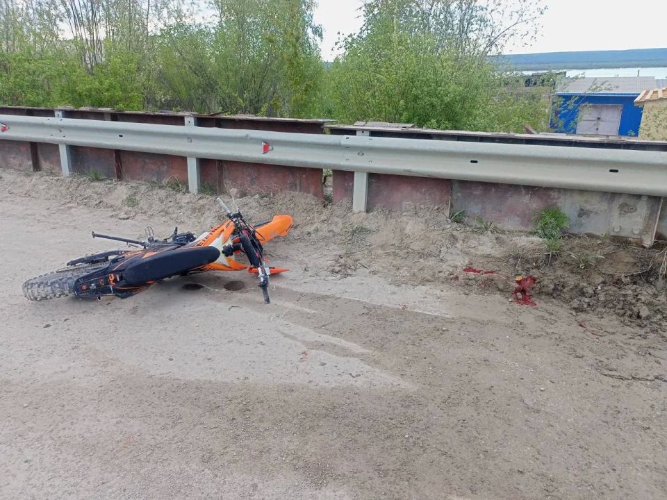 Мотоцикл врезался в бордюр в Мохсоголлохе