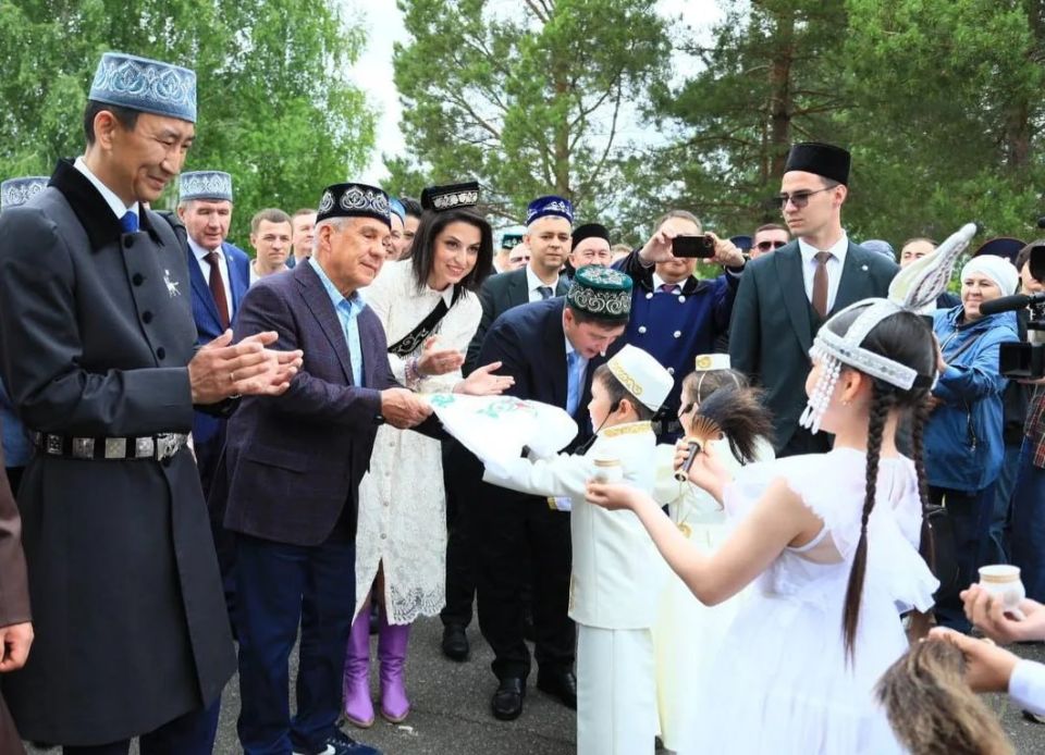 Интересно, что в АГИП республики решили подкорректировать фото пресс-службы Раиса Татарстана, и вырезали мэра Якутска из общего фото (см.верхнее фото). На всех 18-ти фото, отправленных пресс-службой Якутии, Григорьев... Интересно, что в АГИП республики решили подкорректировать фото пресс-службы Раиса Татарстана, и вырезали мэра Якутска из общего фото (см.верхнее фото). На всех 18-ти фото, отправленных пресс-службой Якутии, Григорьев...