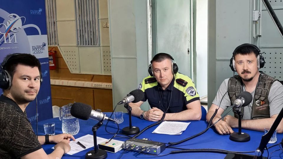 В новом выпуске радиопередачи ГТРК "Саха" — "Попутчик" приняли участие заместитель начальника отдельного специализированного батальона ДПС Госавтоинспекции МВД по РС(Я) Максим Бубенчиков и президент якутского отделения... В новом выпуске радиопередачи ГТРК "Саха" — "Попутчик" приняли участие заместитель начальника отдельного специализированного батальона ДПС Госавтоинспекции МВД по РС(Я) Максим Бубенчиков и президент якутского отделения...