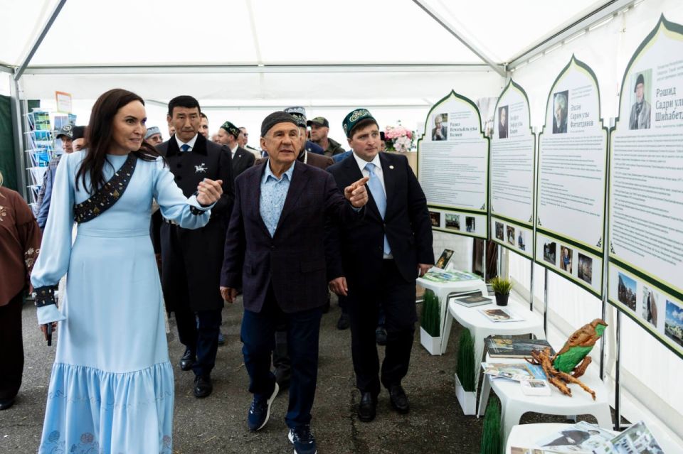 Интересно, что в АГИП республики решили подкорректировать фото пресс-службы Раиса Татарстана, и вырезали мэра Якутска из общего фото (см.верхнее фото). На всех 18-ти фото, отправленных пресс-службой Якутии, Григорьев... Интересно, что в АГИП республики решили подкорректировать фото пресс-службы Раиса Татарстана, и вырезали мэра Якутска из общего фото (см.верхнее фото). На всех 18-ти фото, отправленных пресс-службой Якутии, Григорьев...