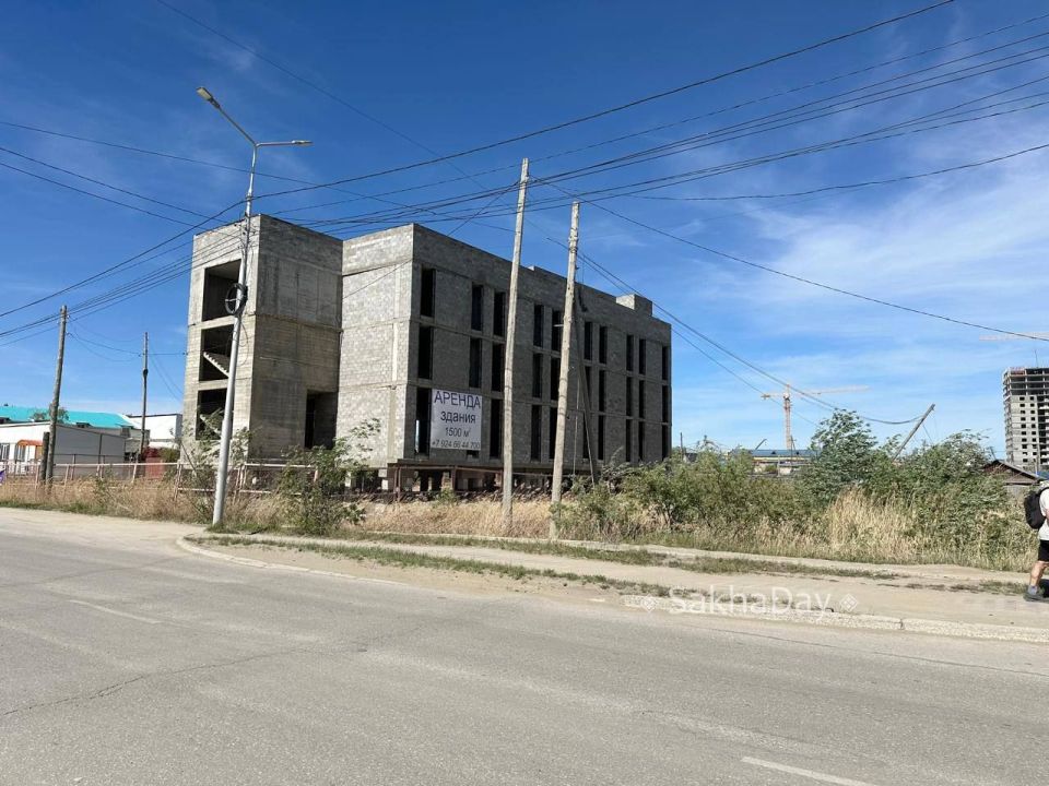 В прошлом году мы сообщали, что печально надоевший всем долгострой на углу улиц Лермонтова и Петровского выкупила компания скандально известного строителя Соса Варжапетяна В прошлом году мы сообщали, что печально надоевший всем долгострой на углу улиц Лермонтова и Петровского выкупила компания скандально известного строителя Соса Варжапетяна