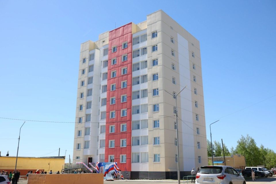 Многоквартирный дом для работников образования открыли в Мирном