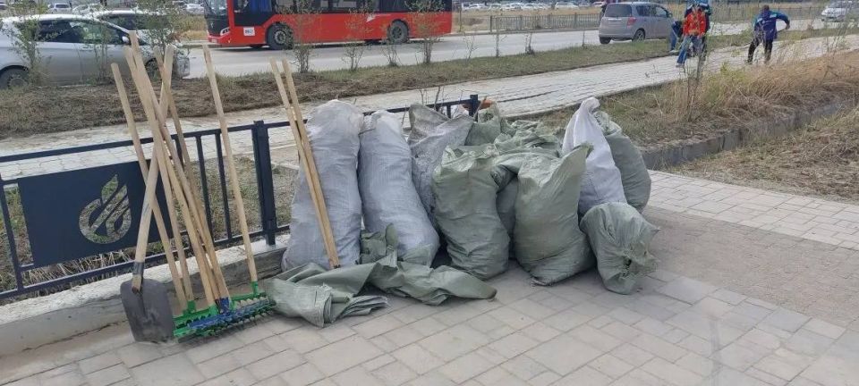 «Сахатранснефтегаз» провел субботник в сквере газовиков «Сахатранснефтегаз» провел субботник в сквере газовиков