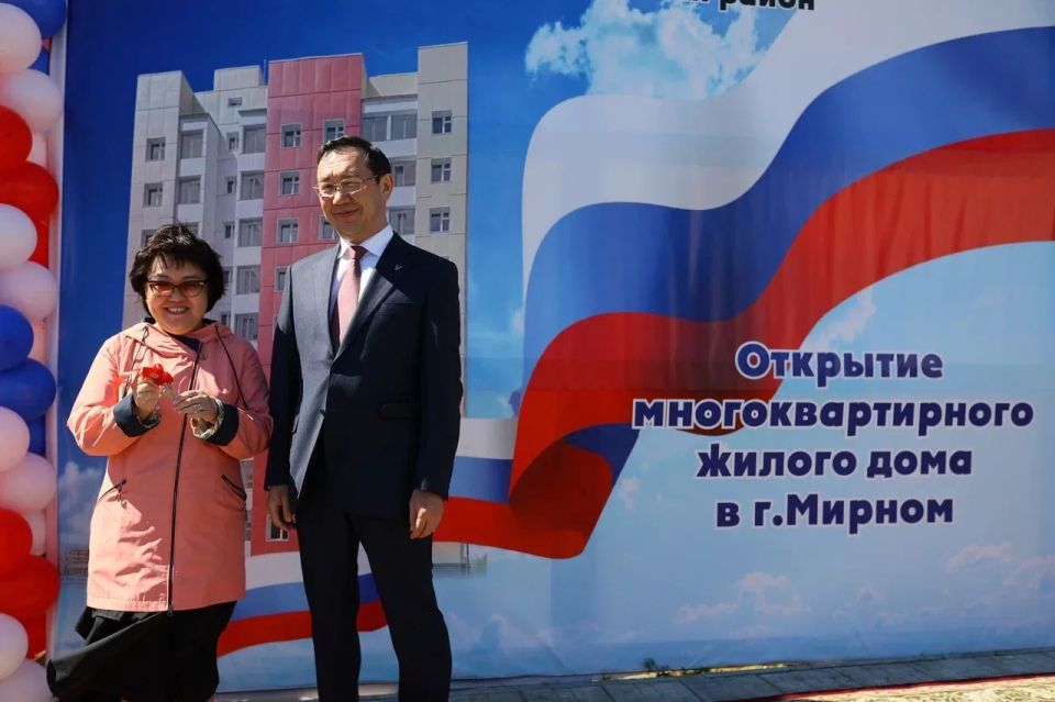 Айсен Николаев: Сегодня в Мирном вручил ключи от новых квартир работникам бюджетной сферы Айсен Николаев: Сегодня в Мирном вручил ключи от новых квартир работникам бюджетной сферы