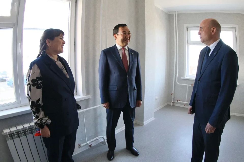 Айсен Николаев: Сегодня в Мирном вручил ключи от новых квартир работникам бюджетной сферы Айсен Николаев: Сегодня в Мирном вручил ключи от новых квартир работникам бюджетной сферы