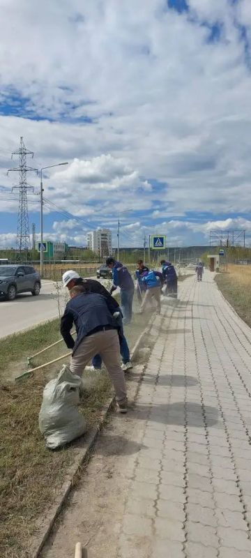 «Сахатранснефтегаз» провел субботник в сквере газовиков «Сахатранснефтегаз» провел субботник в сквере газовиков