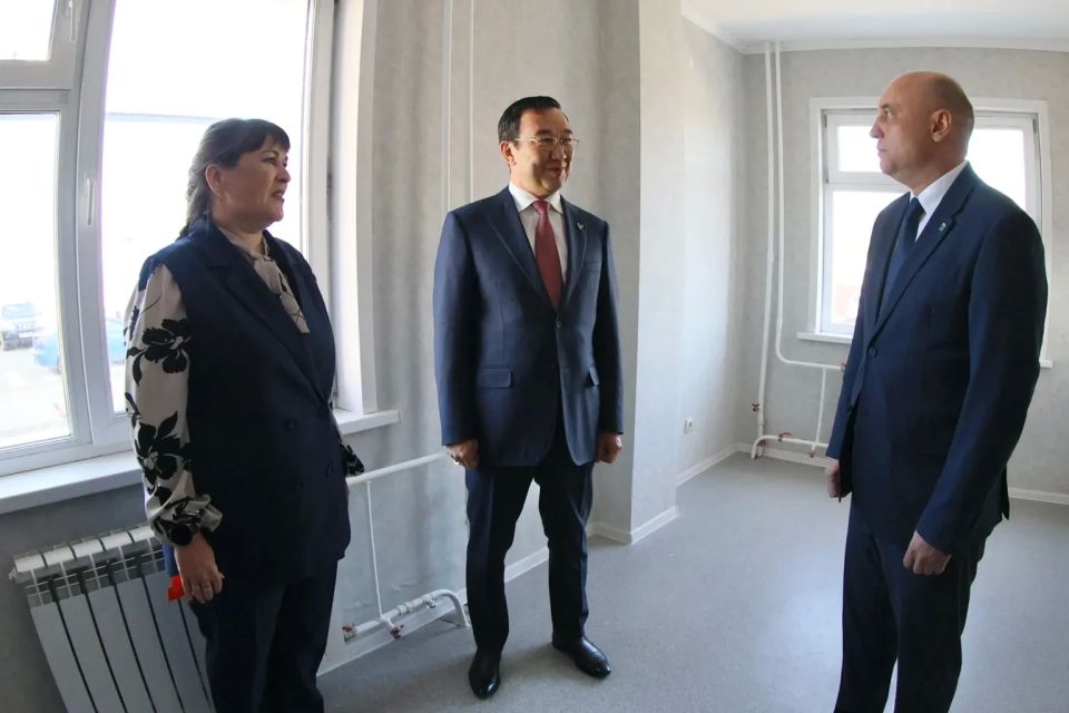 Глава Якутии вручил ключи от новых квартир педагогам в Мирном