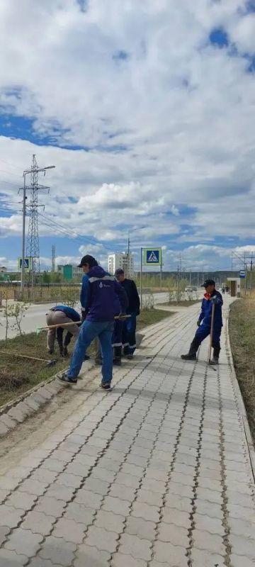«Сахатранснефтегаз» провел субботник в сквере газовиков «Сахатранснефтегаз» провел субботник в сквере газовиков