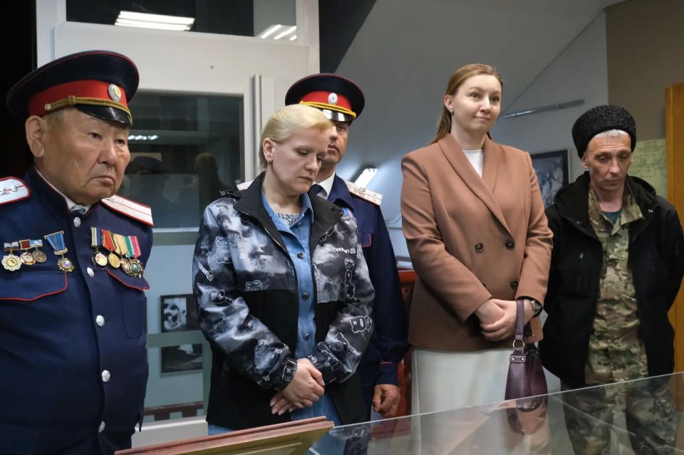 11 июня в Якутском государственном объединенном музее истории и культуры народов Севера им. Ем. Ярославского состоялось торжественное открытие выставки «Из истории Якутского казачества», приуроченной к 325-летию со дня... 11 июня в Якутском государственном объединенном музее истории и культуры народов Севера им. Ем. Ярославского состоялось торжественное открытие выставки «Из истории Якутского казачества», приуроченной к 325-летию со дня...