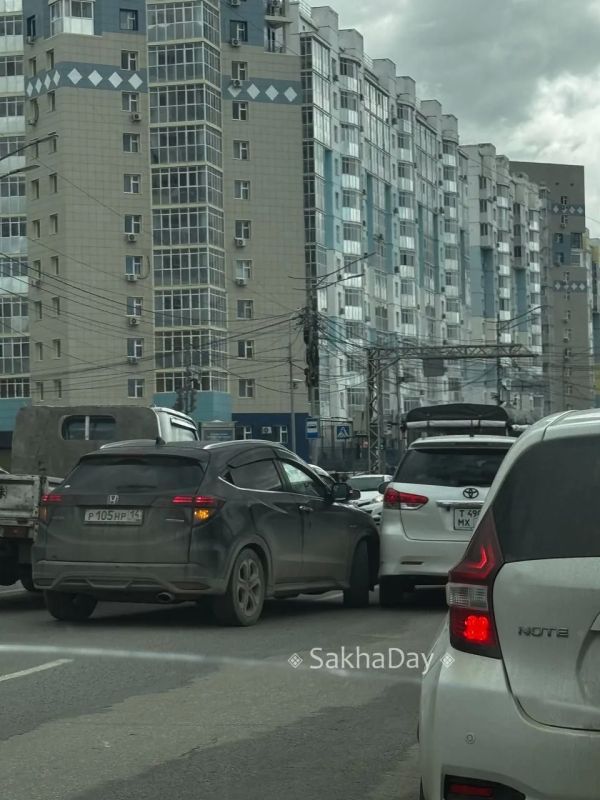 Cегодня днем на Крестьянском две аварии сразу #отподписчика