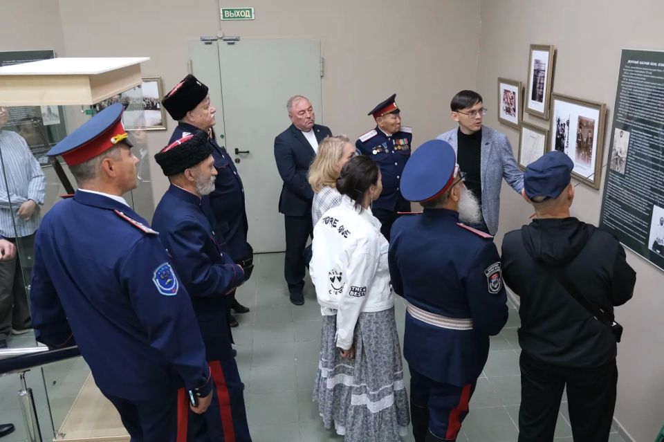 11 июня в Якутском государственном объединенном музее истории и культуры народов Севера им. Ем. Ярославского состоялось торжественное открытие выставки «Из истории Якутского казачества», приуроченной к 325-летию со дня... 11 июня в Якутском государственном объединенном музее истории и культуры народов Севера им. Ем. Ярославского состоялось торжественное открытие выставки «Из истории Якутского казачества», приуроченной к 325-летию со дня...