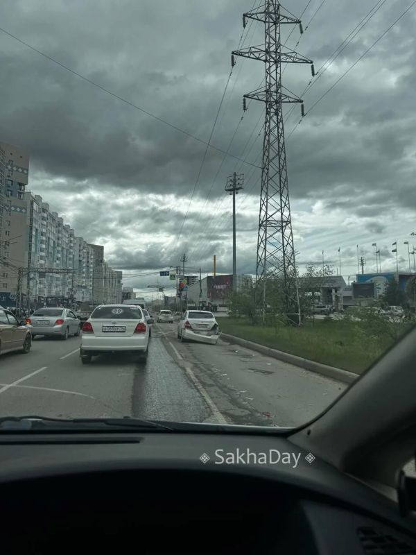 Cегодня днем на Крестьянском две аварии сразу #отподписчика Cегодня днем на Крестьянском две аварии сразу #отподписчика