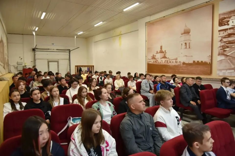 Накануне Дня России 78 школьников получили свидетельства и сертификаты о рабочей профессии Накануне Дня России 78 школьников получили свидетельства и сертификаты о рабочей профессии