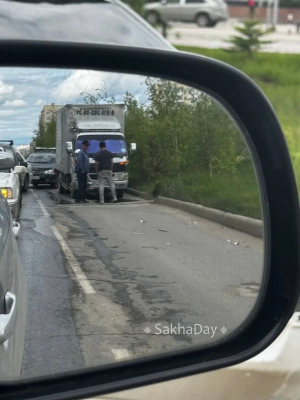 Cегодня днем на Крестьянском две аварии сразу #отподписчика Cегодня днем на Крестьянском две аварии сразу #отподписчика