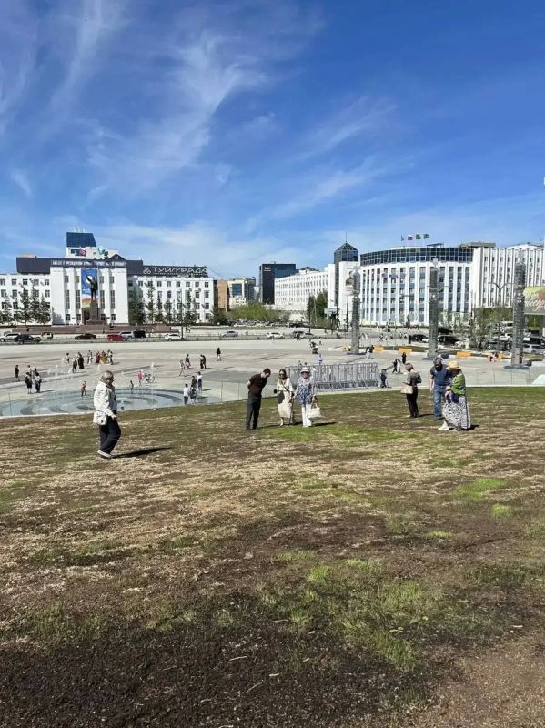 Фотофакт: Лучшие умы продолжают искать способ озеленить площадь Республики Фотофакт: Лучшие умы продолжают искать способ озеленить площадь Республики