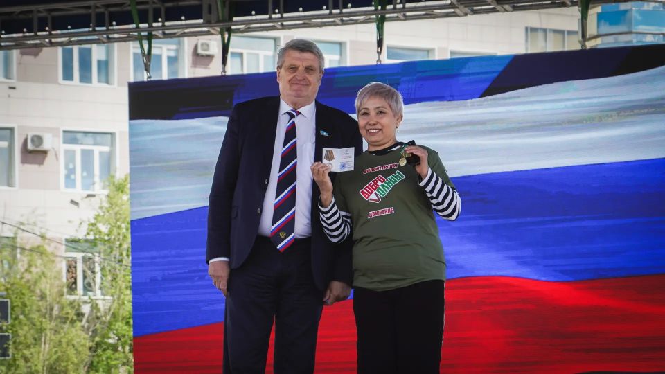 В рамках торжественного мероприятия, посвященного Дню России, заместитель председателя Ил Тумэна, председатель комитета по делам военнослужащих, ветеранов боевых действий, вопросам патриотического воспитания и общественных... В рамках торжественного мероприятия, посвященного Дню России, заместитель председателя Ил Тумэна, председатель комитета по делам военнослужащих, ветеранов боевых действий, вопросам патриотического воспитания и общественных...