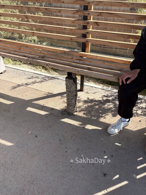 Скамейку починили …асфальтом