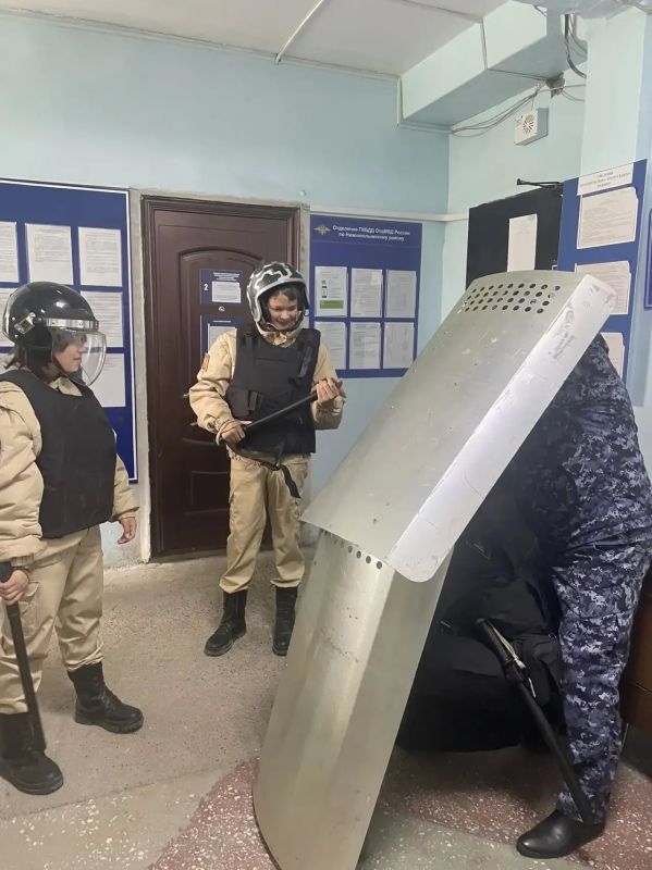 В Нижнеколымском районе полицейские провели для юнармейцев увлекательную экскурсию в рамках акции «Один день с полицией России» В Нижнеколымском районе полицейские провели для юнармейцев увлекательную экскурсию в рамках акции «Один день с полицией России»