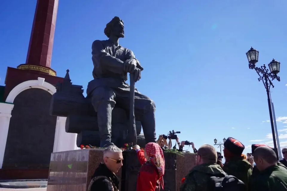 В День России состоялось возложение цветов к памятнику Петру Бекетову В День России состоялось возложение цветов к памятнику Петру Бекетову