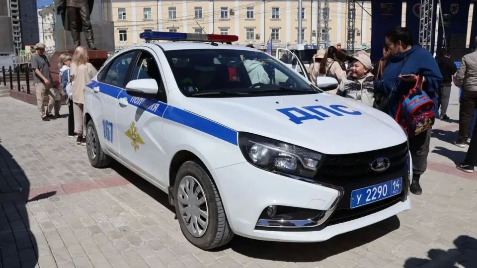 Представители разных подразделений полиции рассказывают, как правильно обнаруживать и изымать следы на месте происшествия с помощью специальных приборов, а также как применять оборудование для обеспечения безопасности в... Представители разных подразделений полиции рассказывают, как правильно обнаруживать и изымать следы на месте происшествия с помощью специальных приборов, а также как применять оборудование для обеспечения безопасности в...