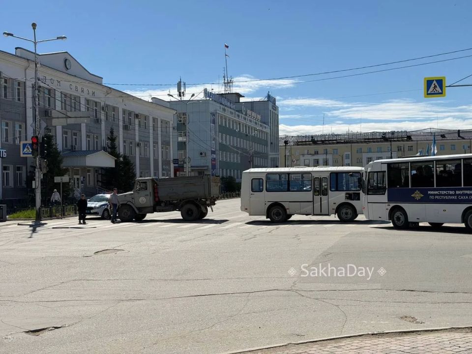 Перекрыли проспект. #дляsakhaday Перекрыли проспект. #дляsakhaday