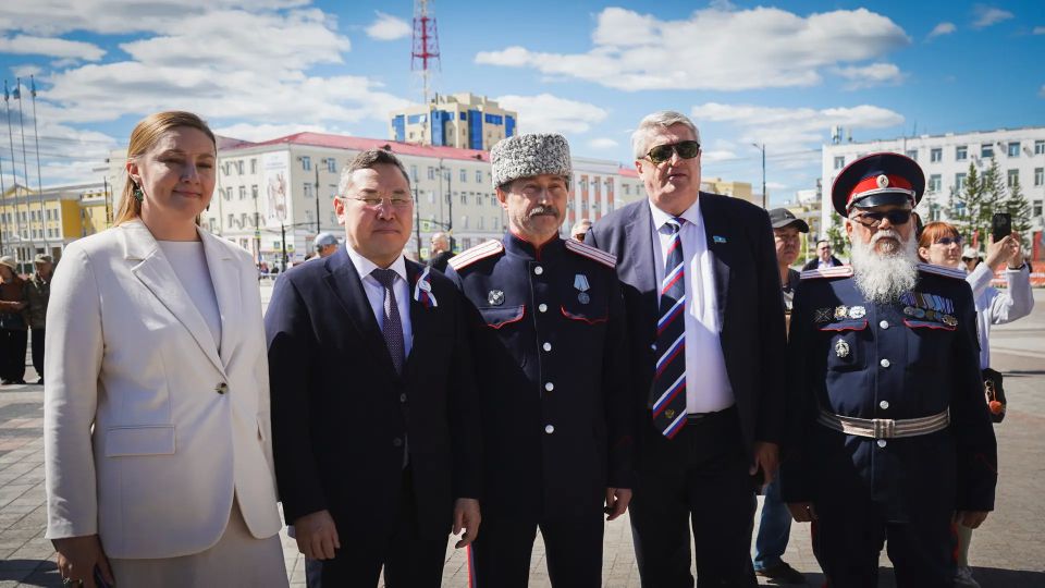 В рамках торжественного мероприятия, посвященного Дню России, заместитель председателя Ил Тумэна, председатель комитета по делам военнослужащих, ветеранов боевых действий, вопросам патриотического воспитания и общественных... В рамках торжественного мероприятия, посвященного Дню России, заместитель председателя Ил Тумэна, председатель комитета по делам военнослужащих, ветеранов боевых действий, вопросам патриотического воспитания и общественных...