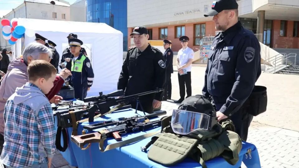 Представители разных подразделений полиции рассказывают, как правильно обнаруживать и изымать следы на месте происшествия с помощью специальных приборов, а также как применять оборудование для обеспечения безопасности в... Представители разных подразделений полиции рассказывают, как правильно обнаруживать и изымать следы на месте происшествия с помощью специальных приборов, а также как применять оборудование для обеспечения безопасности в...