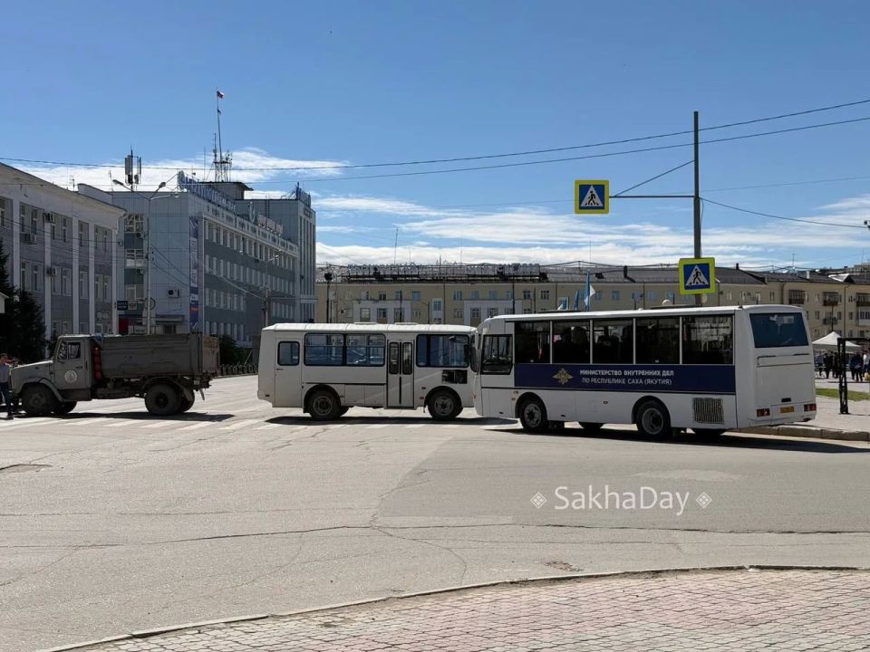 Перекрыли проспект. #дляsakhaday Перекрыли проспект. #дляsakhaday
