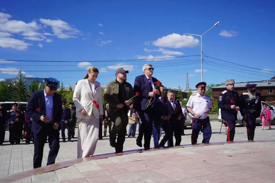 В День России состоялось возложение цветов к памятнику Петру Бекетову В День России состоялось возложение цветов к памятнику Петру Бекетову