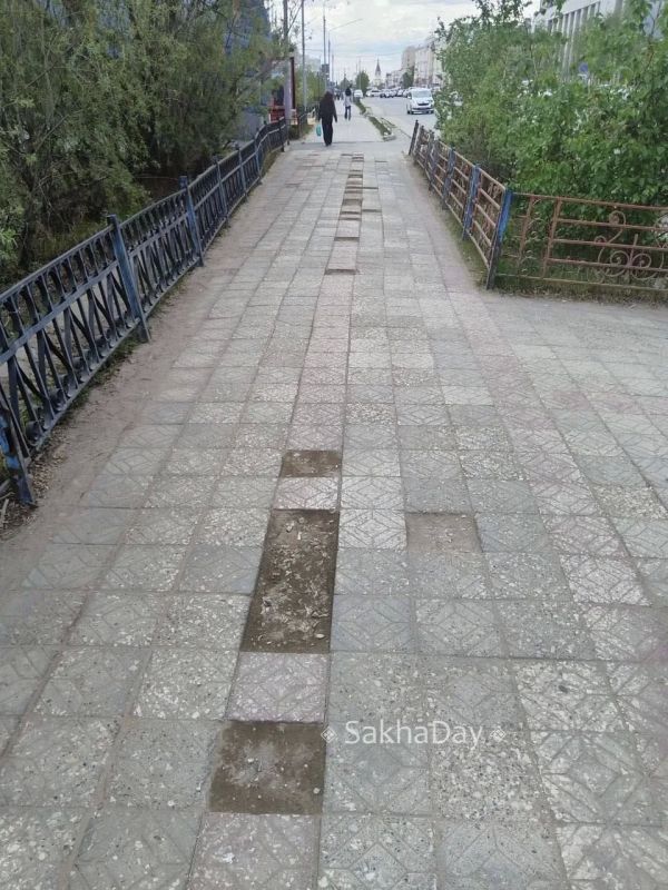 #пишут может быть администрация обратит внимание на этот тротуар синема центр от первой поликлиники, там очень много мам с колясками ездит