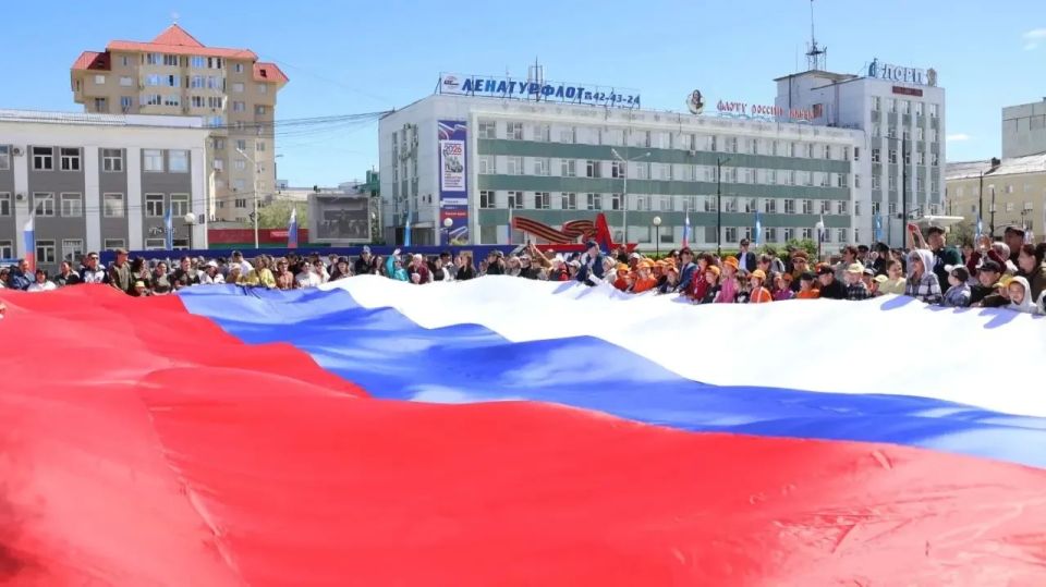Представители разных подразделений полиции рассказывают, как правильно обнаруживать и изымать следы на месте происшествия с помощью специальных приборов, а также как применять оборудование для обеспечения безопасности в... Представители разных подразделений полиции рассказывают, как правильно обнаруживать и изымать следы на месте происшествия с помощью специальных приборов, а также как применять оборудование для обеспечения безопасности в...