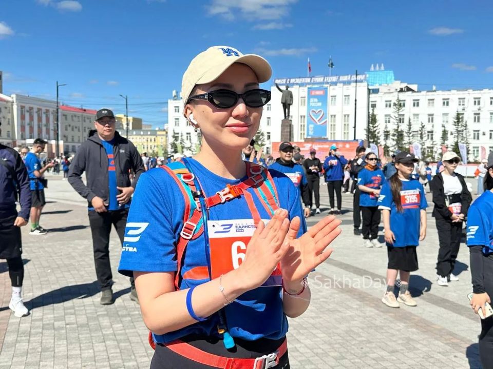 На площади Республики в этот момент идет торжественное открытие «Забега единства» На площади Республики в этот момент идет торжественное открытие «Забега единства»