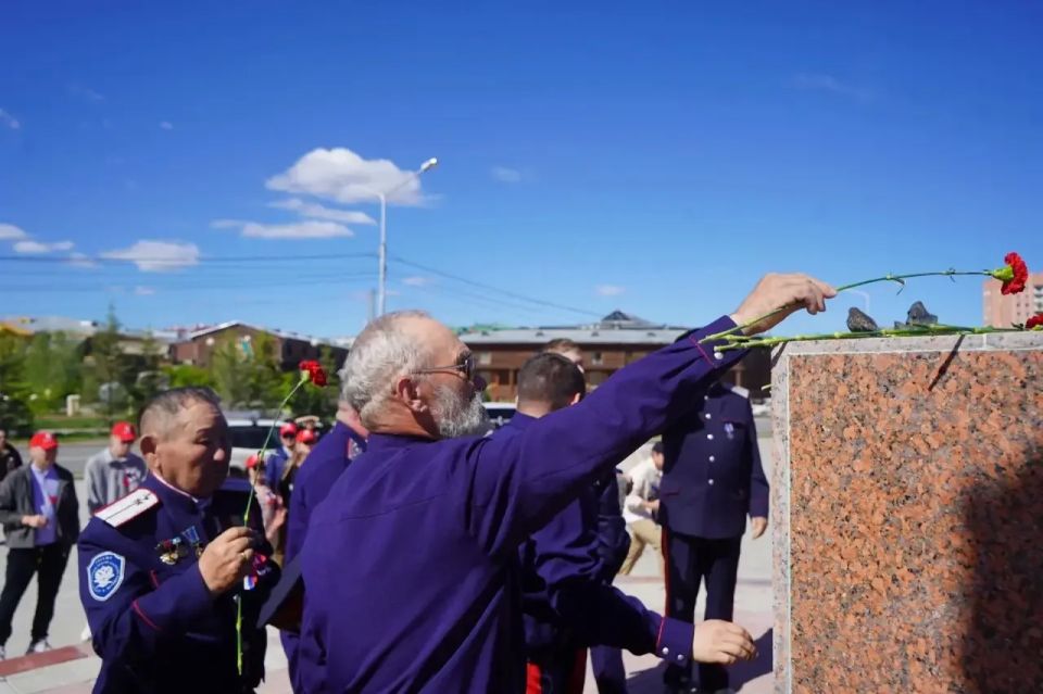 В День России состоялось возложение цветов к памятнику Петру Бекетову В День России состоялось возложение цветов к памятнику Петру Бекетову