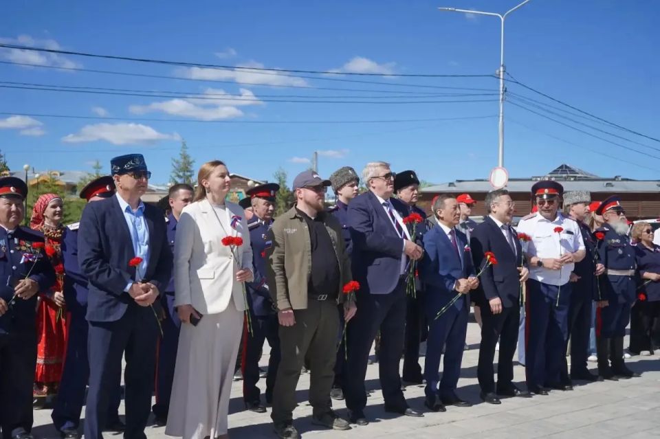 В День России состоялось возложение цветов к памятнику Петру Бекетову В День России состоялось возложение цветов к памятнику Петру Бекетову