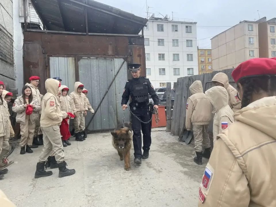 В Нижнеколымском районе полицейские провели для юнармейцев увлекательную экскурсию в рамках акции «Один день с полицией России» В Нижнеколымском районе полицейские провели для юнармейцев увлекательную экскурсию в рамках акции «Один день с полицией России»