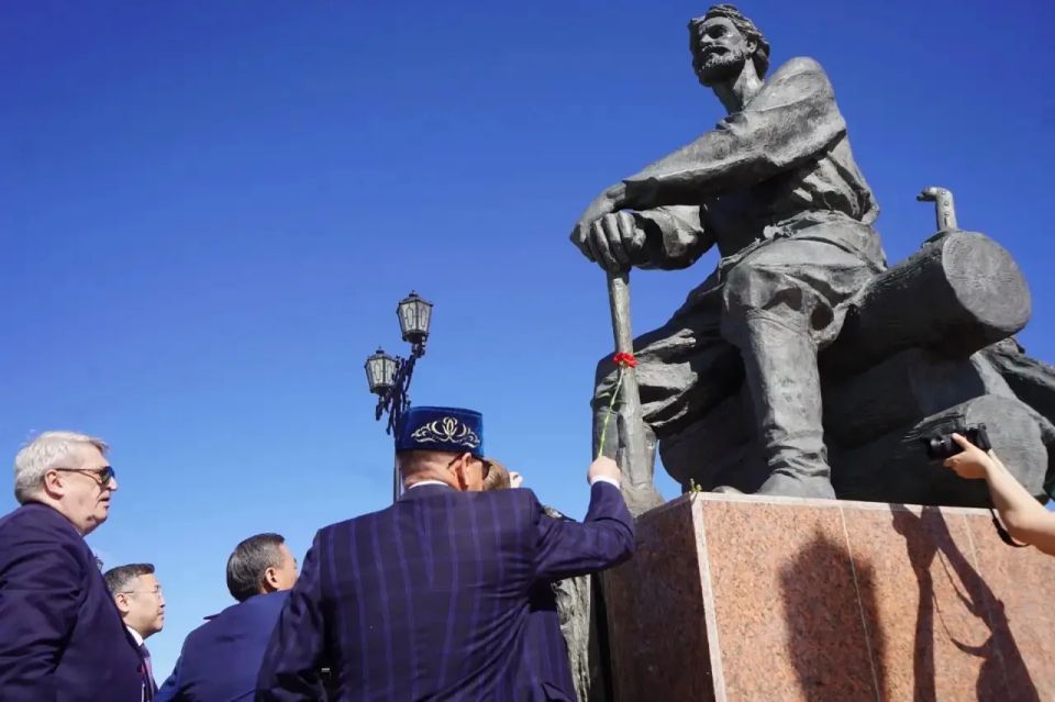 В День России состоялось возложение цветов к памятнику Петру Бекетову В День России состоялось возложение цветов к памятнику Петру Бекетову