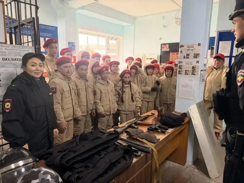 В Нижнеколымском районе полицейские провели для юнармейцев увлекательную экскурсию в рамках акции «Один день с полицией России» В Нижнеколымском районе полицейские провели для юнармейцев увлекательную экскурсию в рамках акции «Один день с полицией России»